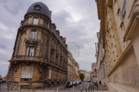 Foto de Reims, Francia - abril 2021 - Casas adosadas construidas en el siglo XIX en la esquina de las calles de Gnral Sarrail y Thiers; el edificio angular cuenta con una cúpula y una arquitectura de estilo parisino - Imagen libre de derechos