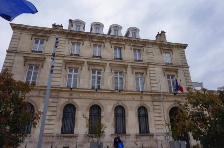 Foto de Reims, Francia - Abril 2021 - Fachada lateral del edificio del siglo XIX que alberga las oficinas locales del Banco de Francia (Banque de France), el banco central francés, en la explanada Simone Veil - Imagen libre de derechos