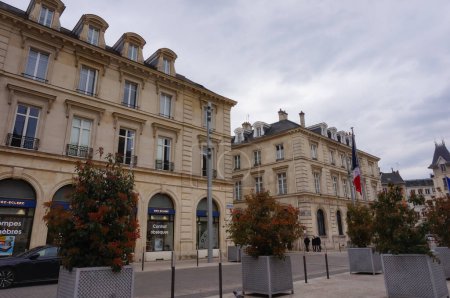 Téléchargez les photos : Reims, France - Avril 2021 - Élégantes maisons de ville datant du 19ème siècle dans le centre-ville, près de l'Esplanade Simone Veil ; le bâtiment sur la droite abrite les bureaux locaux de la Banque de France - en image libre de droit