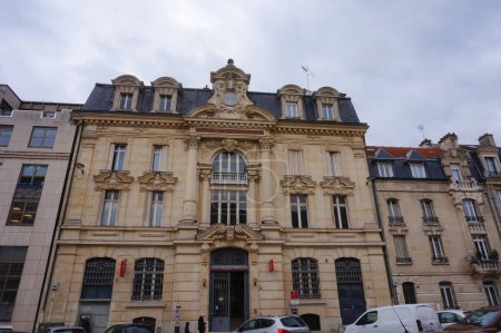 Téléchargez les photos : Reims, France - Avril 2021 - Vue en angle bas de la façade du bâtiment du XIXe siècle de la Caisse d'Epargne (Groupe BPCE) sur la rue de la Grosse Ecritoire, derrière la mairie - en image libre de droit