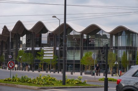 Foto de Reims, Francia - Junio 2021- Grand Reims UCPA Sport Station, un centro deportivo en el Boulevard Jules Csar, incluyendo una piscina, y con una arquitectura moderna con techo ondulado y grandes ventanales - Imagen libre de derechos