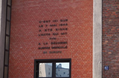 Foto de Reims, Francia - Feb. 2022 - Texto conmemorativo en el Musee de la Reddition, donde la Alemania nazi se rindió: "Aquí, el 7 de mayo de 1945, se firmó la Ley que puso fin a la Segunda Guerra Mundial en Europa." - Imagen libre de derechos