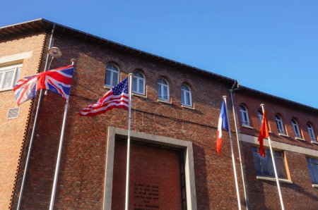 Foto de Reims, Francia - Feb. 2022 - Banderas de Francia, Estados Unidos, Unión Soviética y Reino Unido frente a la Muse de la Reddition, en Roosevelt Street, donde la Alemania nazi se rindió, el 7 de mayo de 1945 - Imagen libre de derechos