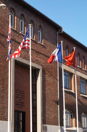Foto de Reims, Francia - Feb. 2022 - Banderas de Francia, Estados Unidos, Unión Soviética y Reino Unido frente a la Muse de la Reddition, en Roosevelt Street, donde la Alemania nazi se rindió, el 7 de mayo de 1945 - Imagen libre de derechos