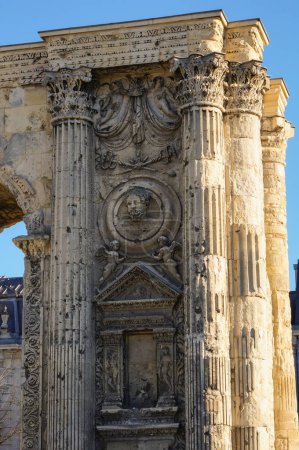 Foto de La Puerta de Marte (Puerta de Marte), un vestigio del siglo III, y un antiguo arco triunfal romano, una vez que la puerta de la ciudad, situada al final de los Hautes Promenades, en Reims, en el noreste de Francia - Imagen libre de derechos