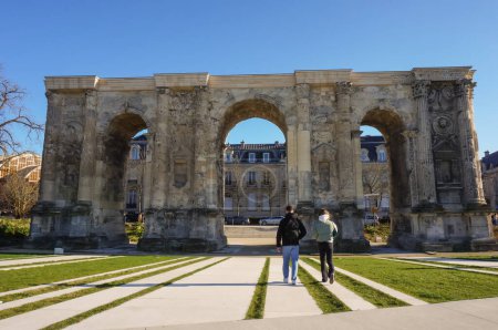 Téléchargez les photos : La Porte de Mars, vestige du 3ème siècle, et un ancien arc de triomphe romain, autrefois porte de la ville, situé au bout des Hautes Promenades, à Reims, dans le nord-est de la France - en image libre de droit