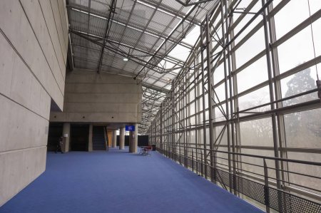 Foto de Reims, Francia - Marzo 2022 - Pasillo con una claraboya y grandes ventanales apoyados por marcos metálicos, dentro del Centro de Convenciones ("Palais des Congrs") de la Gran Comunidad Urbana de Reims - Imagen libre de derechos