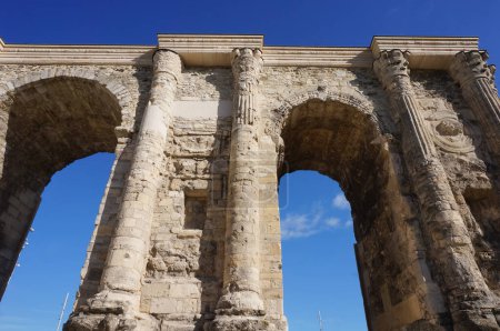 Téléchargez les photos : Vue en angle bas de la Porte de Mars, vestige du 3ème siècle, et d'un ancien arc de triomphe romain, situé au bout des Hautes Promenades, à Reims, dans le nord-est de la France - en image libre de droit