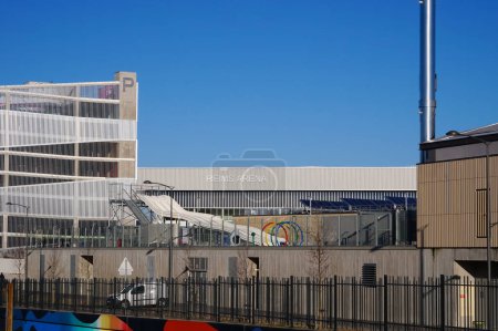 Foto de Reims, Francia - Feb. 2022 - The Reims Arena, en Jules Cesar Boulevard, un complejo de eventos diseñado para ser un centro de convenciones y una sala de conciertos, detrás de los toboganes de agua de la piscina UCPA - Imagen libre de derechos