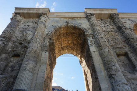 Téléchargez les photos : La Porte de Mars, vestige du 3ème siècle, et un ancien arc de triomphe romain, situé au bout des Hautes Promenades, à Reims, dans le nord-est de la France - en image libre de droit