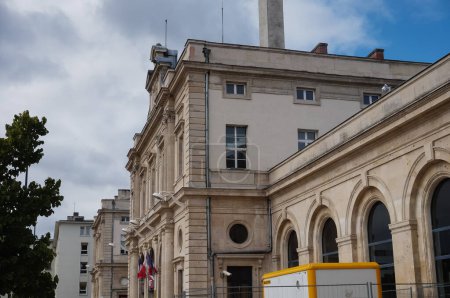 Foto de Reims, Francia - Sept. 2022 - Vista lateral que muestra el edificio principal y la fachada del siglo XIX de la Estación Central de Ferrocarriles SNCF, "Gare de Reims Centre", en Franois Mitterrand Esplanade - Imagen libre de derechos
