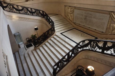 Téléchargez les photos : Reims, France - Sept. 2022 - Grand escalier, construit au début du 20ème siècle dans le style néo-Louis XIII, de l'Hôtel de Ville de Reims ; il dispose d'une rampe en fer forgé, et se divise en deux des deux côtés - en image libre de droit