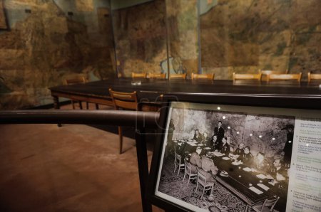 Téléchargez les photos : Reims, France - Sept. 2022 - Au premier plan, une photo historique montrant la signature de la capitulation allemande le 7 mai 1945, en arrière-plan, la même salle de guerre, telle qu'elle est restée depuis lors - en image libre de droit