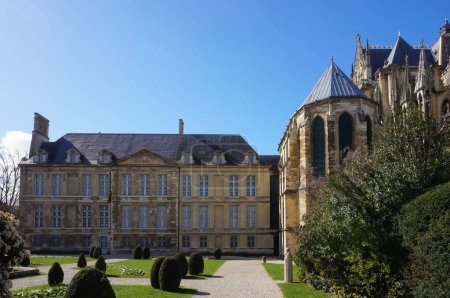 Foto de Reims, Francia - Marzo 2021 - Jardín francés y capilla del Palacio del Tau del siglo XVII, antigua residencia arzobispal junto a la Catedral, donde los reyes franceses permanecieron después de su coronación - Imagen libre de derechos