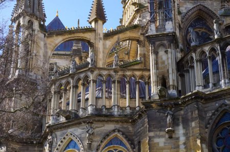 Foto de Detalle de la sofisticada arquitectura del ábside de la Catedral de Notre-Dame de Reims, Patrimonio de la Humanidad por la UNESCO en el noreste de Francia - Imagen libre de derechos