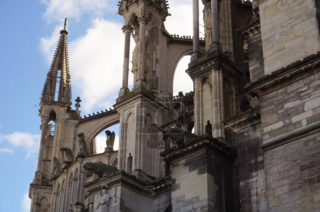 Téléchargez les photos : Détail sur l'architecture sophistiquée de l'abside de la cathédrale Notre-Dame de Reims, site du patrimoine mondial de l'UNESCO dans le nord-est de la France - en image libre de droit