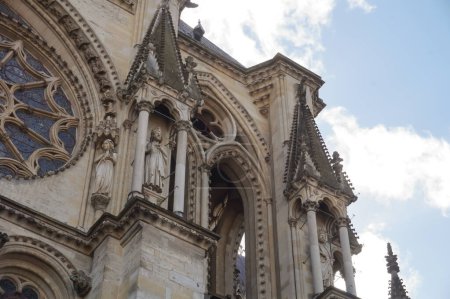 Foto de Detalle de la sofisticada arquitectura del ábside de la Catedral de Notre-Dame de Reims, Patrimonio de la Humanidad por la UNESCO en el noreste de Francia - Imagen libre de derechos