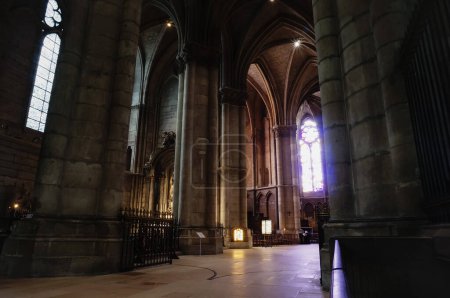 Téléchargez les photos : Colonnade voûtée qui soutient la nef, à l'intérieur de la cathédrale Notre-Dame, un monument gothique construit au 13ème siècle et un monde UNESCO - en image libre de droit