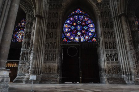 Foto de Reims, Francia - Junio 2022 - Visto desde el interior de la catedral de Notre-Dame, las dos rosetones y las vidrieras del clero; la catedral gótica es Patrimonio de la Humanidad por la UNESCO - Imagen libre de derechos