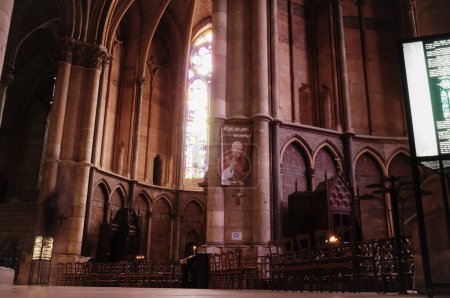 Téléchargez les photos : Colonnade voûtée qui soutient la nef, à l'intérieur de la cathédrale Notre-Dame, un monument gothique construit au 13ème siècle et un monde UNESCO - en image libre de droit
