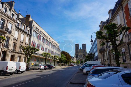 Foto de Reims, Francia - Junio 2022 - Perspectiva de la Rue Libergier, una de las principales calles del centro de la ciudad, hacia los campanarios de la Catedral de Notre-Dame, Patrimonio de la Humanidad, en el fondo - Imagen libre de derechos
