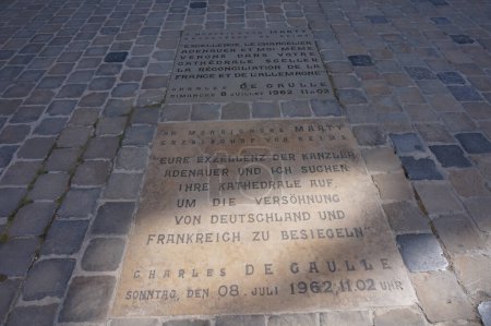 Téléchargez les photos : Reims, France - Juin 2022 - Une plaque commémorative en pierre devant la cathédrale marque la réconciliation de la France et de l'Allemagne après la Seconde Guerre mondiale, sous la direction de C. De Gaulle et K. Adenauer, en 1962 - en image libre de droit
