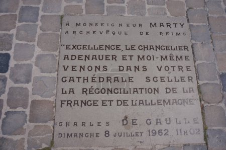 Foto de Reims, Francia - Junio 2022 - Una placa conmemorativa de piedra frente a la Catedral marca la reconciliación de Francia y Alemania después de la Segunda Guerra Mundial, bajo el liderazgo de C. De Gaulle y K. Adenauer, en 1962 - Imagen libre de derechos