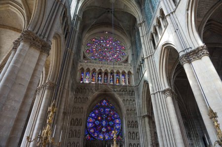 Foto de Reims, Francia - Junio 2022 - Bóveda acanalada y enormes columnas de piedra dentro de la nave gótica de la Catedral de Notre-Dame, Patrimonio de la Humanidad por la UNESCO y monumento medieval construido en el siglo XIII - Imagen libre de derechos
