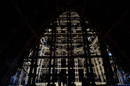 Foto de Reims, Francia - Sept. 2022 - El marco de hormigón armado que sostiene el techo que cubre el transepto de la Catedral de Notre-Dame, totalmente reconstruido en 1919 después de un bombardeo alemán de la Primera Guerra Mundial - Imagen libre de derechos