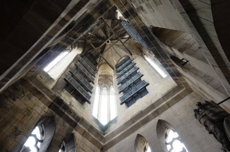 Foto de Reims, Francia - Sept. 2022 - Vista inferior dentro de la torre norte del siglo XIII, catedral gótica de Notre-Dame; la torre todavía tiene hijos abat, pero ya no hay campanario de madera ni campanas - Imagen libre de derechos