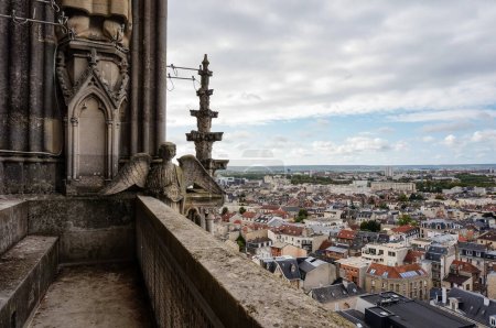 Téléchargez les photos : Reims, France - Sept. 2022 - Le balcon du XIIIe siècle, cathédrale gothique Notre-Dame, qui offre une vue panoramique sur la partie ouest de la ville de Reims, capitale de la Champagne - en image libre de droit
