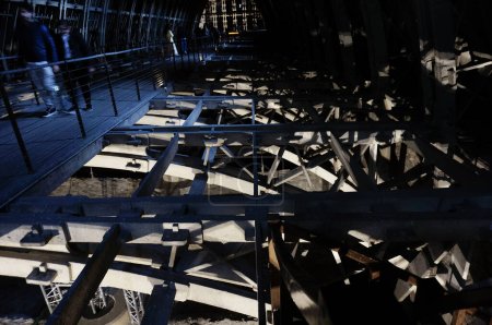 Foto de Reims, Francia - Sept. 2022 - Detalle del marco de hormigón armado que soporta el techo de la Catedral de Notre-Dame, totalmente reconstruida en 1919 después de un bombardeo alemán de la Primera Guerra Mundial, por encima de la nave - Imagen libre de derechos