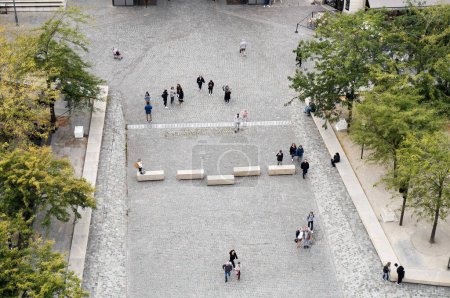 Foto de Reims, Francia - Sept. 2022 - Vista superior de la Plaza del Cardenal Lucon, al final de la calle Libergier, donde los visitantes pasean, al pie de la Catedral de Notre-Dame; el disparo se toma desde el balcón - Imagen libre de derechos