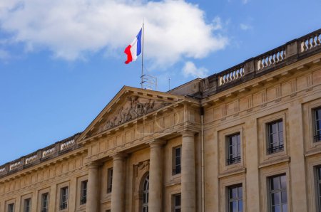 Téléchargez les photos : Reims, France - Mars 2021 - Détail de la façade classique du bâtiment du XVIIIe siècle de la sous-préfecture - en image libre de droit