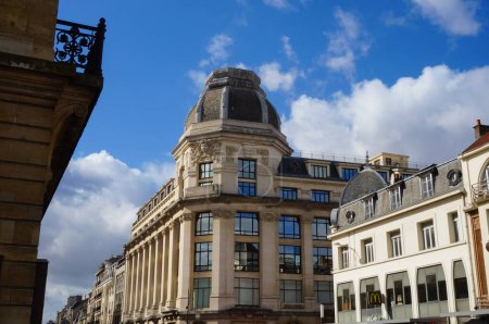 Téléchargez les photos : Reims, France - Mars 2021 - Le bâtiment en dôme de la Familistere des Dock remois, emblème de l'Art Dco à l'angle des rues de Vesle et Talleyrand, abrite aujourd'hui un magasin Zara - en image libre de droit