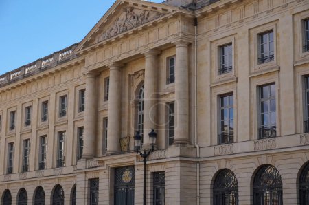 Foto de Reims, Francia - Marzo 2021 - Detalle de la fachada clásica del edificio del siglo XVIII de la subprefectura - Imagen libre de derechos