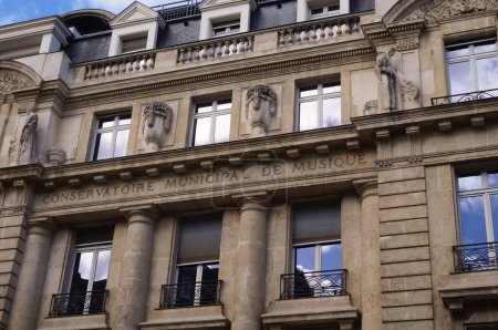 Téléchargez les photos : Reims, France - Mars 2021 - Les anciens bureaux du Conservatoire de Musique de la ville, dans un édifice de style Art Déco, de style parisien construit au 20ème siècle, rue Carnot ; c'est aujourd'hui un bâtiment bancaire - en image libre de droit