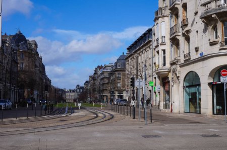 Foto de Reims, Francia - Marzo 2021 - Las vías del tranvía, girando en la intersección de las calles de Cours Jean-Baptiste Langlet, Rue de Vesle, Rue Carnot y Rue du Tresor, en el centro de la ciudad - Imagen libre de derechos