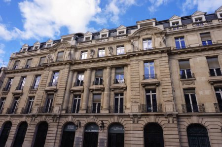 Téléchargez les photos : Reims, France - Mars 2021 - Les anciens bureaux du Conservatoire de Musique de la ville, dans un édifice de style Art Déco, de style parisien construit au 20ème siècle, rue Carnot ; c'est aujourd'hui un bâtiment bancaire - en image libre de droit