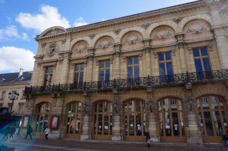 Foto de Reims, Francia - Marzo 2021 - Fachada neoclásica de la Ópera de la ciudad del siglo XIX, en la Rue de Vesle, con balcón con balaustres de hierro forjado y puertas arqueadas de madera junto a la acera - Imagen libre de derechos