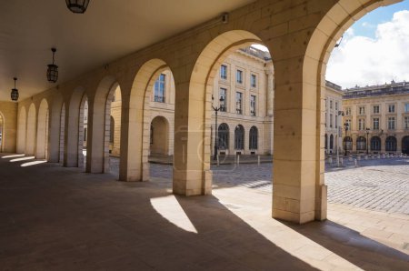 Foto de Los arcos de la galería que soporta el pasillo cubierto que corre a lo largo de la Place Royale (Plaza Real), un hito icónico construido en la ciudad de Reims, en el noreste de Francia, en el siglo XVIII - Imagen libre de derechos