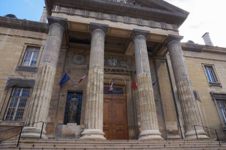 Téléchargez les photos : Reims, France - Mars 2021 - Escalier extérieur et colonnade à l'entrée du XIXe siècle, bâtiment non grec du Palais de Justice, qui comporte également des drapeaux de la France sous le fronton - en image libre de droit