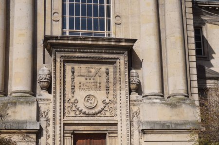 Foto de Reims, Francia - Marzo 2021 - Detalle de la fachada posterior del siglo XIX, Palacio de Justicia Neo-Griego: una inscripción de piedra dice "Lex", la ley, en latín, y el lema nacional, en francés - Imagen libre de derechos