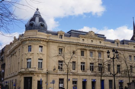 Foto de Reims, Francia - Marzo 2021 - Oficinas del banco francés "Le Credit Lyonnais" (LCL), casas en un siglo XX, edificio abovedado construido en estilo parisino, en el ángulo de las calles de Carnot y Tresor - Imagen libre de derechos