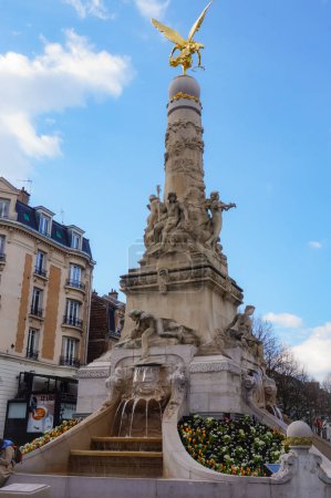 Foto de Reims, Francia - Marzo 2021 - La columna de la Fuente Sube, coronada con una estatua dorada que representa la Gloria, un monumento erigido en la década de 1900 en la Plaza Drouet d 'Erlon, en el centro de la ciudad - Imagen libre de derechos