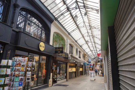 Téléchargez les photos : Reims, France - Mars 2021 - La passerelle couverte de Sube-Talleyrand, qui consiste en une rue commerçante dans le centre-ville couverte d'un auvent en verre, et bordée par diverses petites entreprises locales - en image libre de droit
