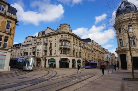 Foto de Reims, Francia - Marzo 2021 - Las vías del tranvía, girando en la intersección de las calles de Cours Jean-Baptiste Langlet, Rue de Vesle, Rue Carnot y Rue du Trsor, en el centro de la ciudad - Imagen libre de derechos