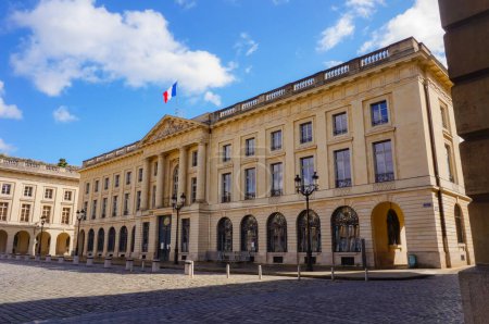 Téléchargez les photos : Reims, France - Mars 2021 - La principale façade classique du palais du XVIIIe siècle qui abrite la sous-préfecture du département de la Marne, sur la place pavée de la Place Royale (Place Royale)) - en image libre de droit