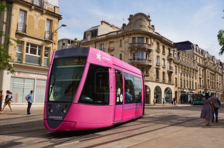 Foto de Reims, Francia - Junio 2021 - Un tren ligero Citura Alstom rosa da un giro en la esquina de las calles de Rue de Vesle, Cours Jean-Baptiste Lenglet y Rue Carnot, en el centro histórico de la ciudad - Imagen libre de derechos
