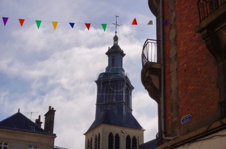 Téléchargez les photos : Le clocher et la lanterne-tourelle de style Louis XIV de l'église Saint-Jacques, vue de la rue de Thillois, une rue du centre historique de Reims, dans le nord-est de la France - en image libre de droit